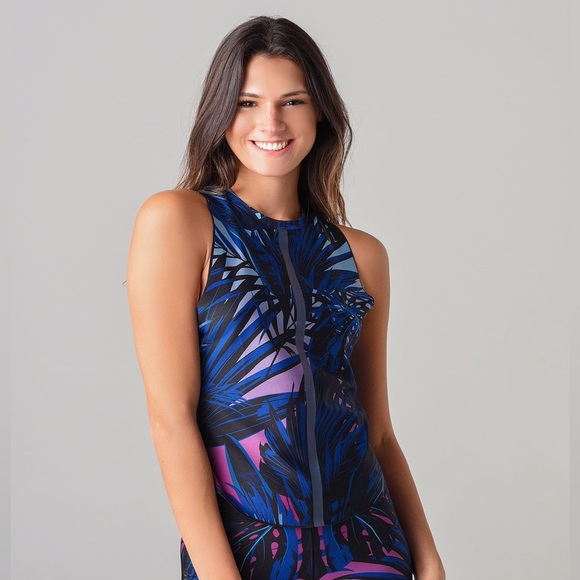 New nwt ultracor blue print active tank top size small California Naos print - Picture 1 of 8